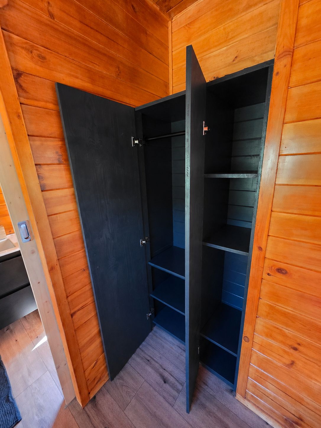 Built-in wardrobe with hanging rail and shelving